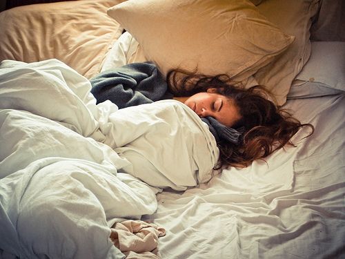 6 مشاكل تحدث لشعرك أثناء النوم بسبب قيامك بهذه العادة